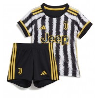 Billiga Juventus Barnkläder Hemma fotbollskläder till baby 2023-24 Kortärmad (+ Korta byxor)